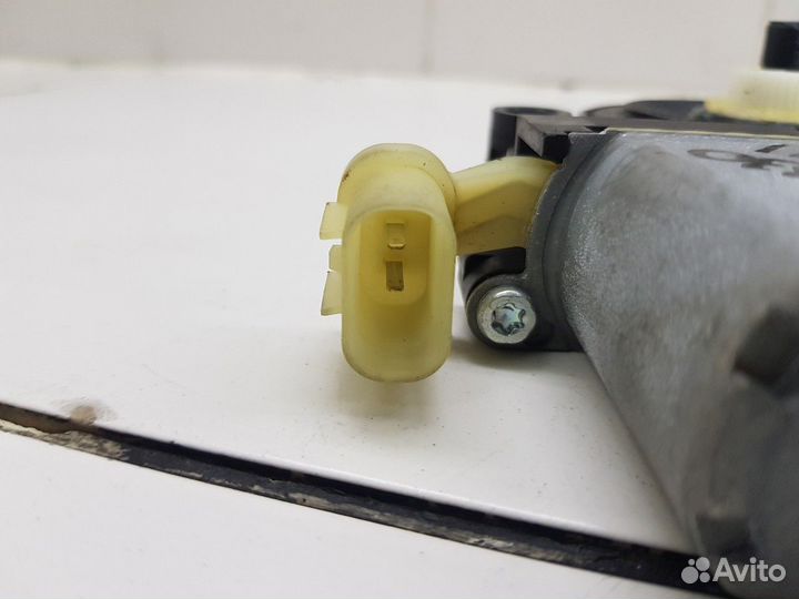 Моторчик стеклоподъемника задней левой двери