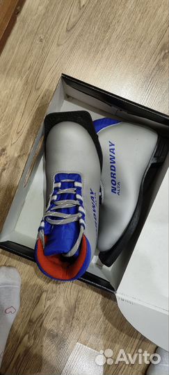 Лыжные ботинки с лыжами