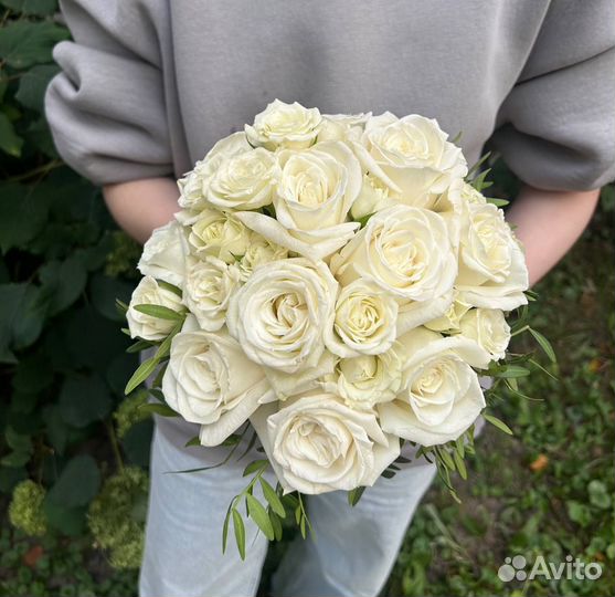 Букет невесты классический в белой гамме