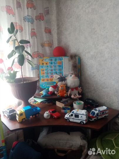 Угловой компьютерный стол