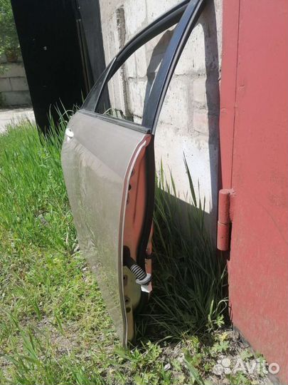 Правая задняя дверь Toyota Camry