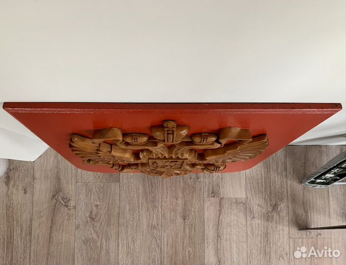 Резной герб России из дерева