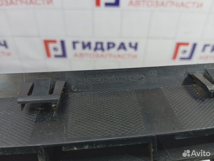 Дефлектор воздушный на торпедо UAZ Patriot 3163908102142