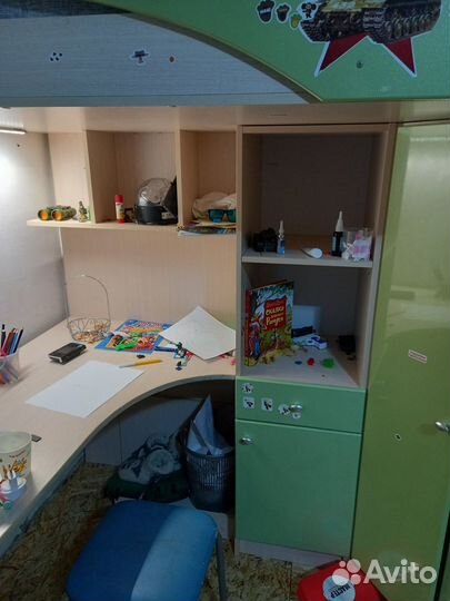 Детская кровать чердак со столом и шкафом