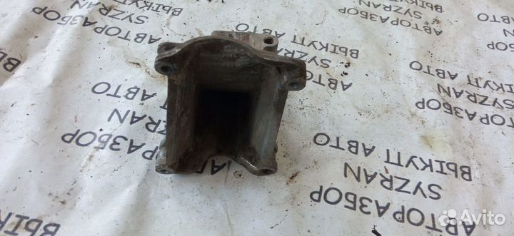 Кронштейн двигателя Volkswagen Passat B3 правый