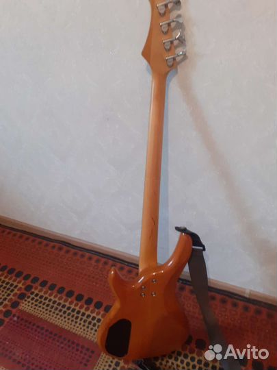 4 струнная бас гитара
