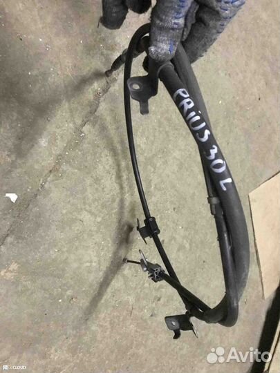 Тросик ручника на toyota prius ZVW30 2zrfxe