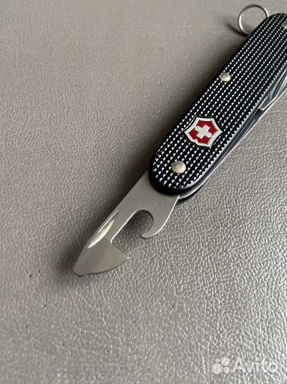 Victorinox Pioneer Alox (красный щит)