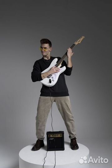 Комплект электрогитара+комбик+аксессуары