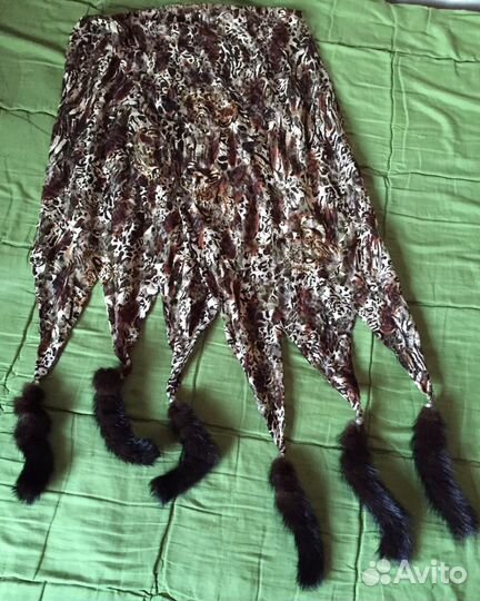 Шарф с кисточками из меха