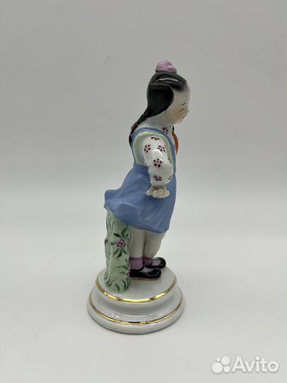 Китайская форфоровая статуэтка