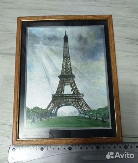 Три картины с изображением Франции в рамках