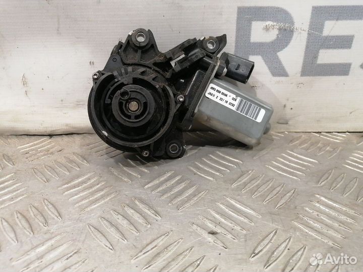 Доводчик двери Audi Q7