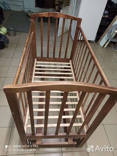 Детская кроватка с маятником