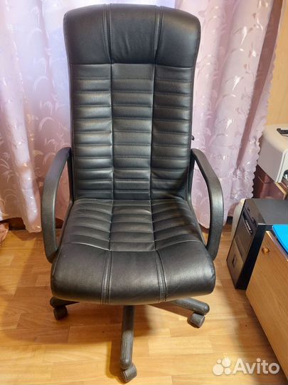Офисное кресло