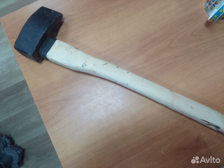 Колун литой 3 кг с деревянной ручкой