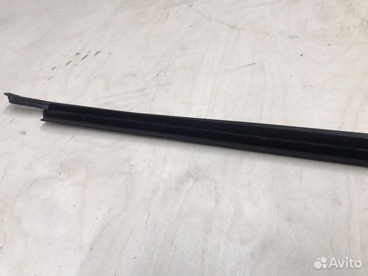 Уплотнитель стекла водительской двери Passat B8