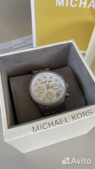 Часы michael kors с перламутровым циферблатом