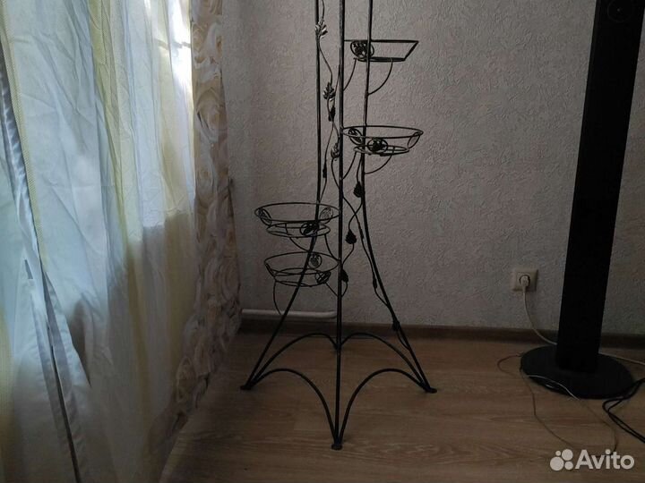 Подставка для цветов металлическая