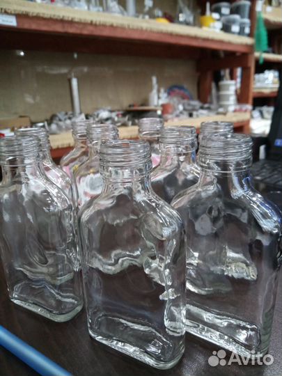 Бутылка стеклянная емкостью 100 грм в форме фляги