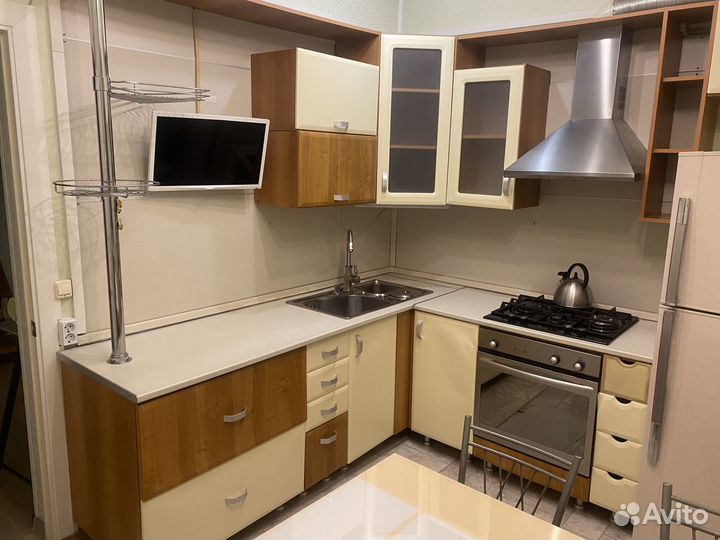 Кухонный гарнитур угловой бу с техникой