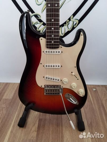 Электрогитара Squier Standard Stratocaster SSS Отл