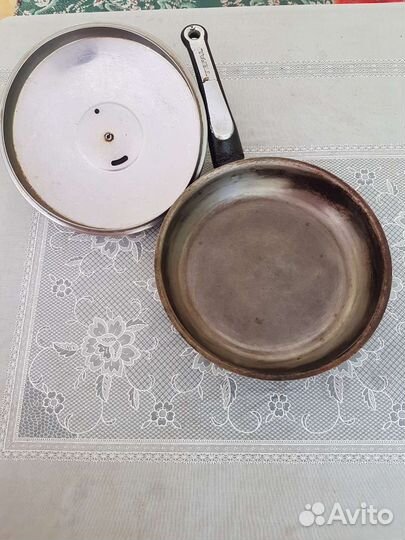 Тарелки глубокие,мелкие,вилки, ложки, кастрюля