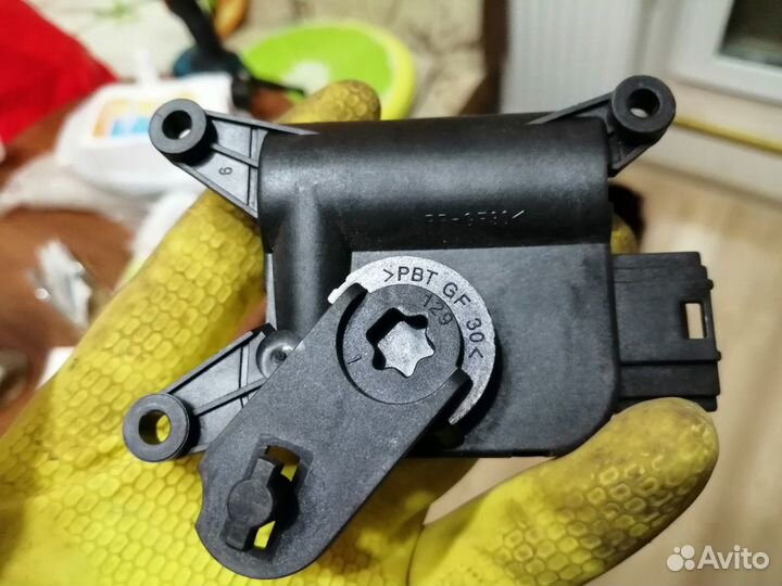 Моторчик заслонки отопителя Skoda Octavia A5