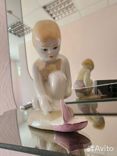 Мальчик с корабликом