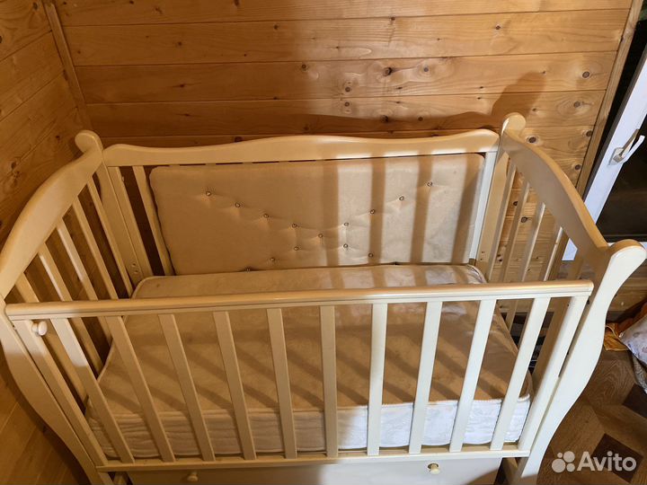 Кровать-люлька и комод