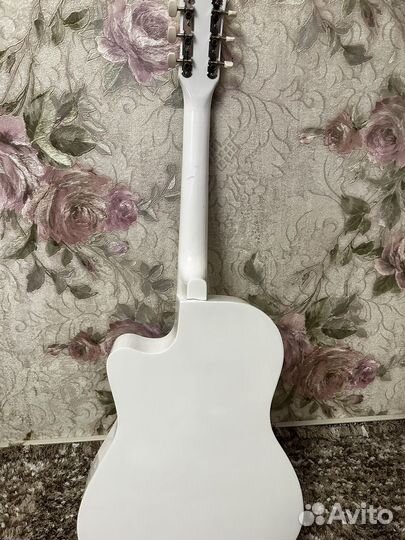 Гитара белая
