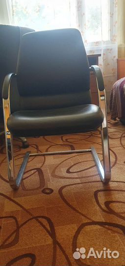Офисное кожаное кресло для клиентов