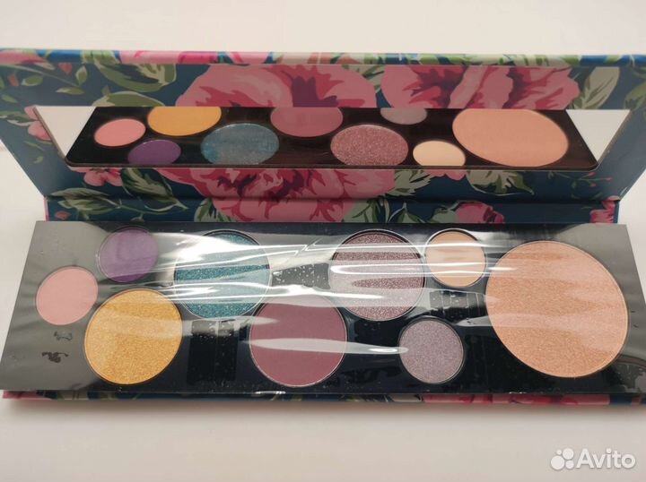 Палетки теней пакетом косметика