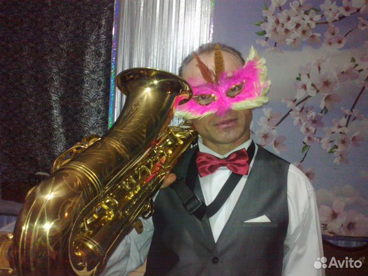 Саксофонист на праздник