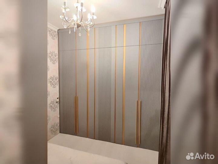 Шкаф распашной с полками