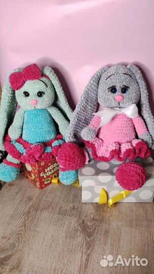 Зайчики связаны из плюшевой пряжи