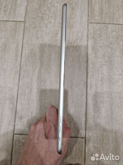 Планшет iPad Air белого цвета