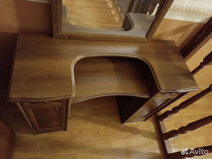 Туалетный столик с зеркалом