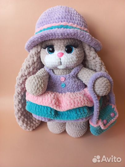 Вязаная плюшевая зайка ручной работы