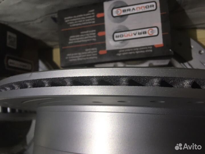 Тормозные диски и колодки в круг для Toyota Tundra