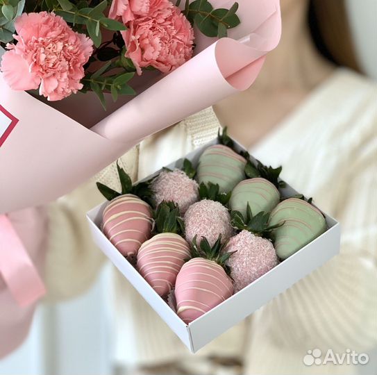 Клубника в шоколаде с цветами набор