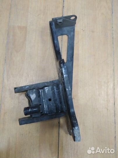 Кронштейн передний правый Opel Corsa D 2006-2010