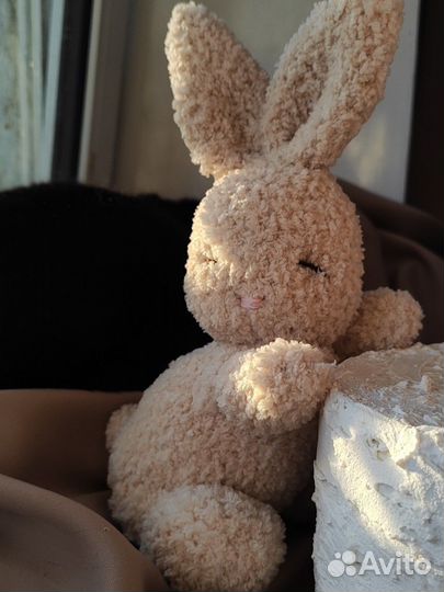 Зайка вязаный сплюшка