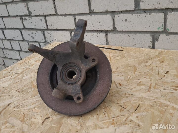 Поворотный кулак передний Hyundai Lantra J2 95-99