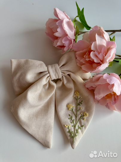 Бант с вышивкой ручная работа