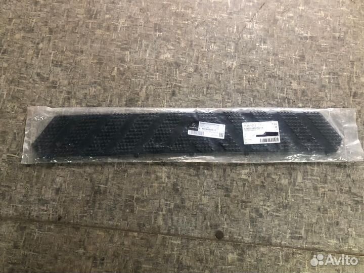 A9608850311 Накладка ступеньки бампера Mercedes