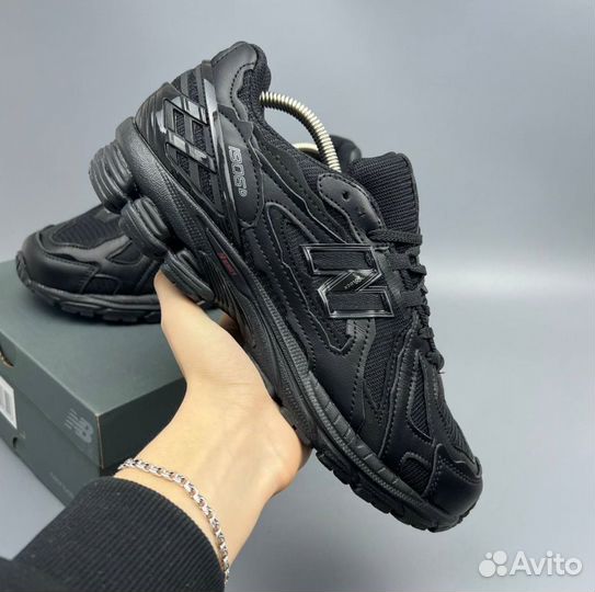 Черные New Balance 1906