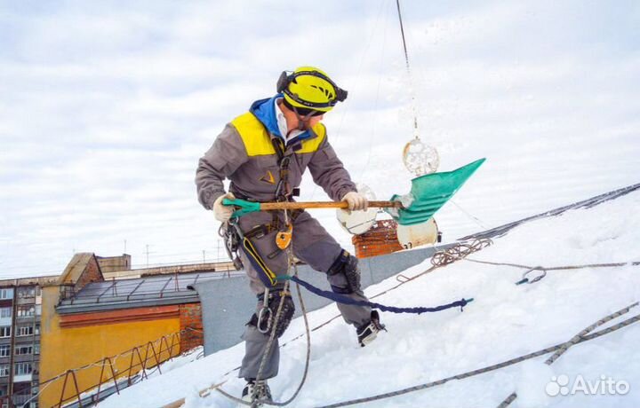 Очистка кровли от снега, наледи и сосулек