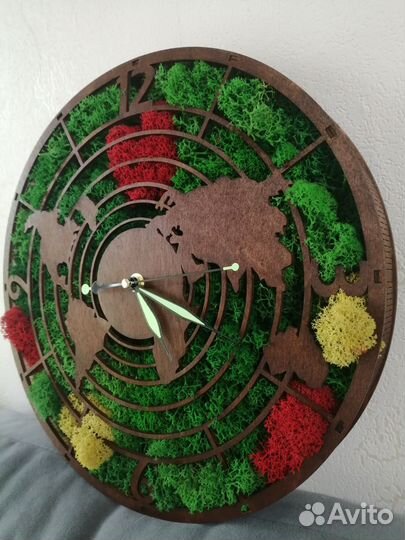 Часы из стабилизированного мха