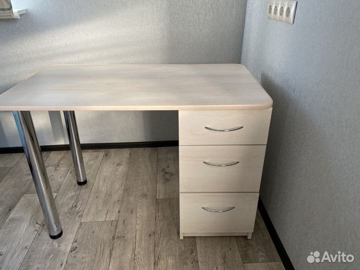 Письменный стол